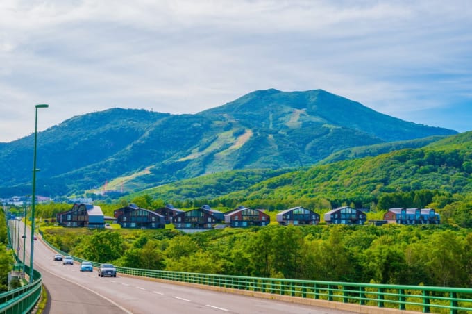 サンモリッツ大橋とニセコアンヌプリ（北海道虻田郡ニセコ町）