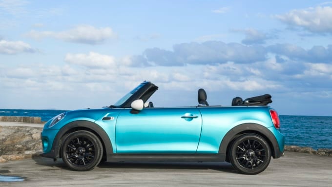 沖縄プレミアムレンタカー 那覇本店　ミニクーパーカブリオレ　グリーン