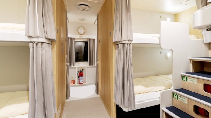 マリックスライン　クイーンコーラルクロスの2等客室（洋室）