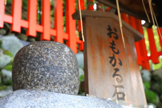 伏見稲荷大社 おもかる石