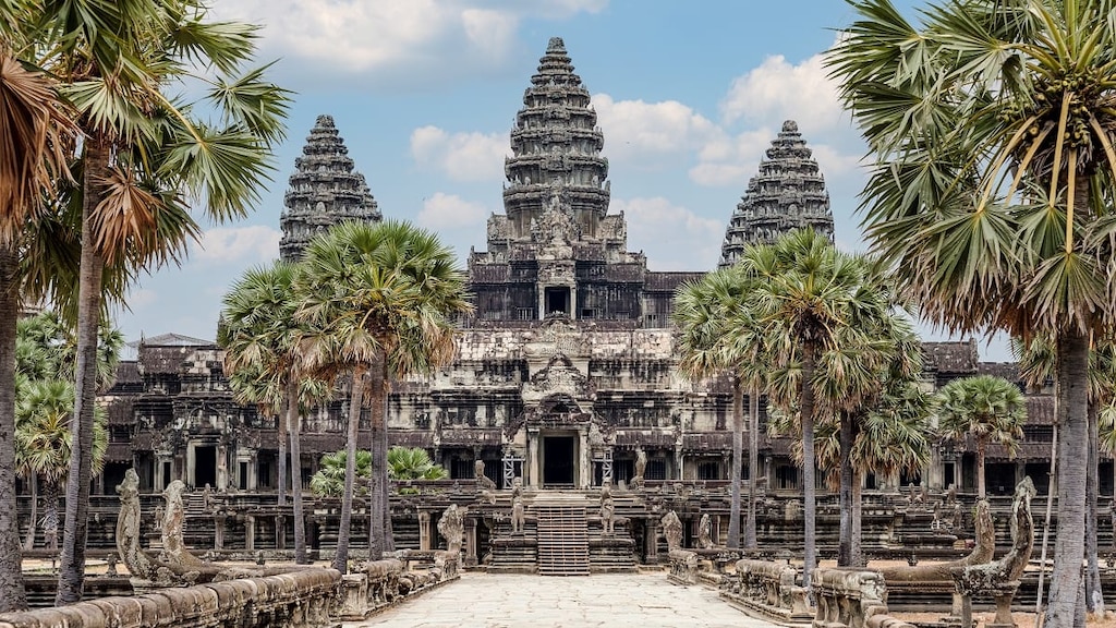 クメール王国の傑作、カンボジアの人気スポット世界遺産アンコールワット