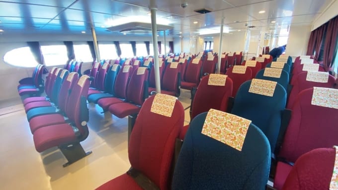 八重山観光フェリーの船舶「やいま」の船内