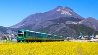湯布院　由布岳と菜の花畑を走る観光列車「ゆふいんの森」