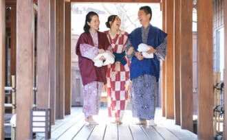 温泉に向かう男女