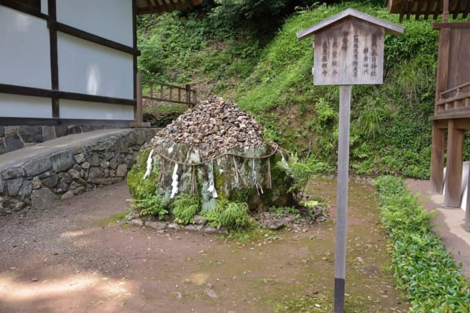 宇治上神社 天降石（岩神さん）