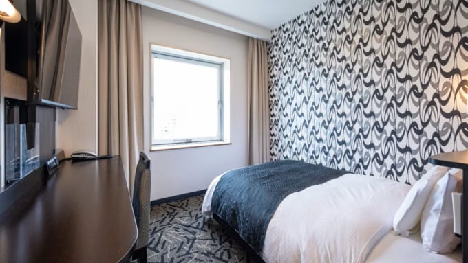 アパホテル〈湘南 辻堂駅前〉リブランドオープンしたシングルルームの客室