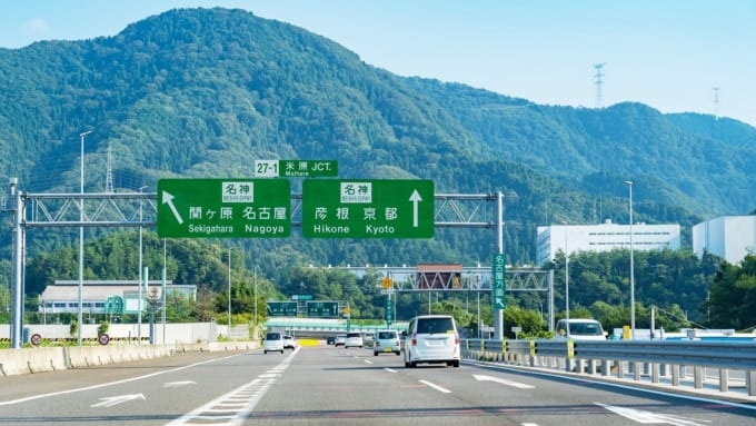 名神高速道路を走る車