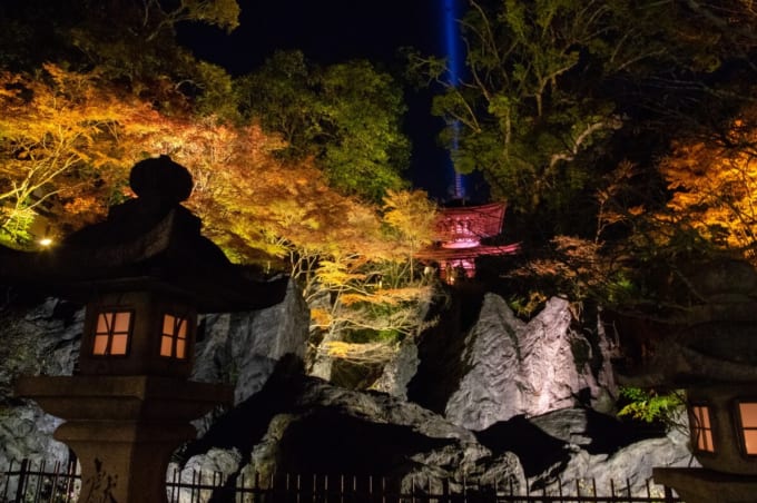 石山寺　ライトアップされた硅灰石と多宝塔（滋賀県大津市）