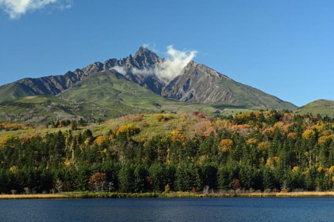利尻富士とオタトマリ沼（北海道・利尻島）