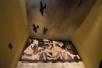 ピカソ「ゲルニカ」の複製画