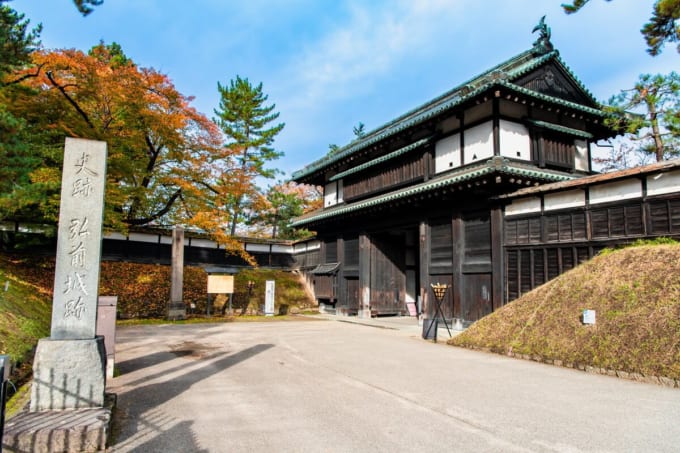 弘前城の追手門（青森県弘前市）