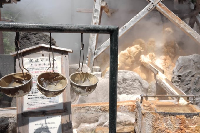 お湯かけ弁財天　銭洗いの池