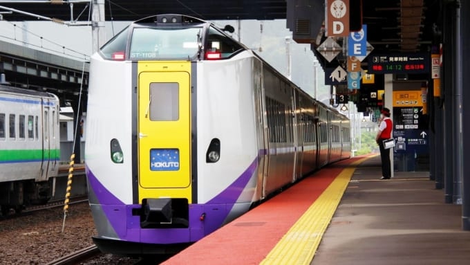 JR新函館北斗駅を発車する特急北斗