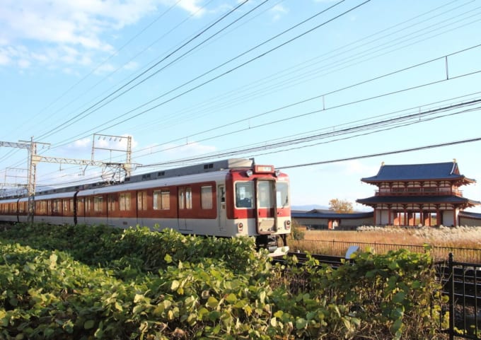 平城宮跡の朱雀門横を通過する近鉄電車