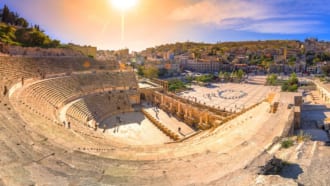 ヨルダン　ローマ劇場とアンマン市