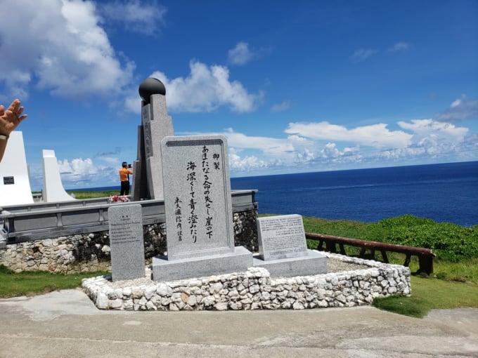 バンザイクリフの歌碑