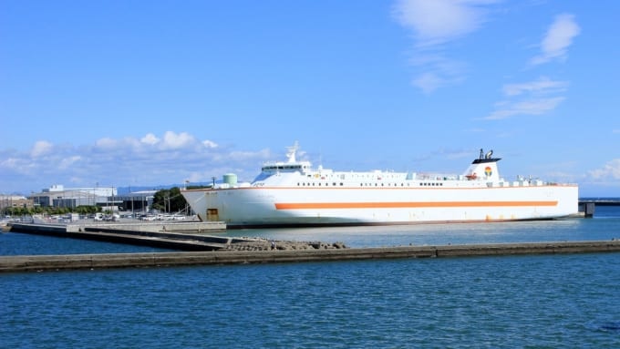 徳島港に停泊中のオーシャン東九フェリーどうご