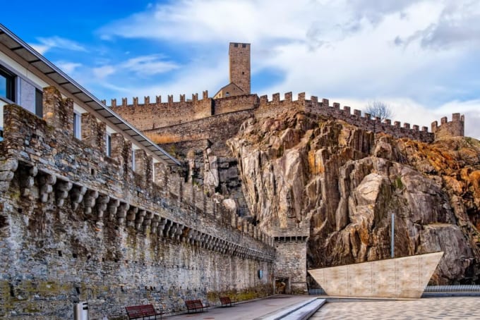 カステルグランデ「ベッリンツォーナ旧市街の3つの城と防壁・城壁群」