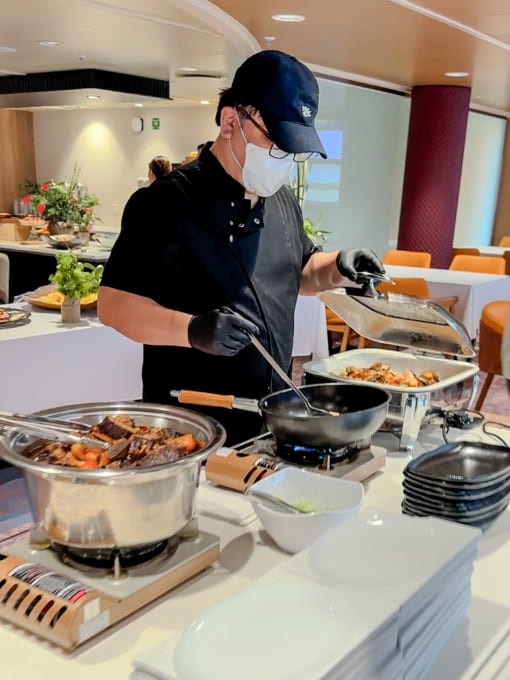 パンスタークルーズ　パンスターミラクル号のメインレストラン「マスカラデ」ビュッフェ料理