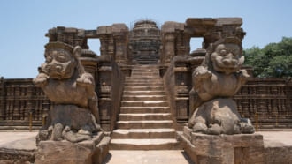 スーリヤ寺院 観光