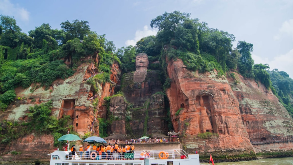 【世界遺産】峨眉山と楽山大仏とは？｜金が美しい建造物と巨大な石窟像！