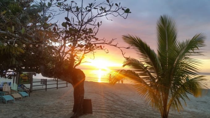 ネグリル・セブン・マイル・ビーチの夕日（ジャマイカ）