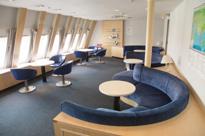 ニューかめりあのロビー（カメリアライン提供）