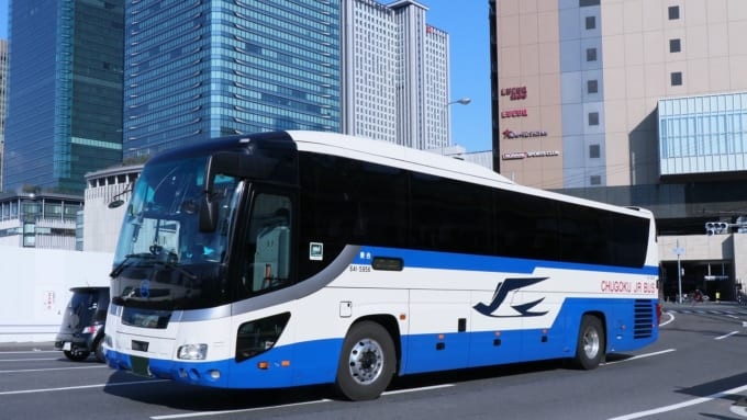 大阪市内を走行中の高速バス