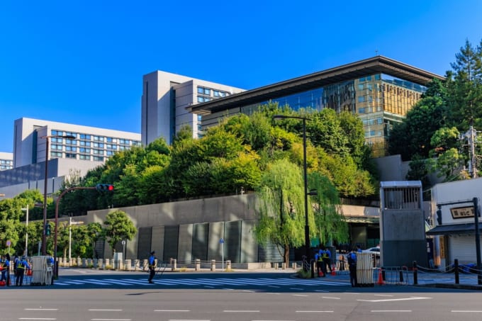 首相官邸と参議院議員会館（東京・永田町）