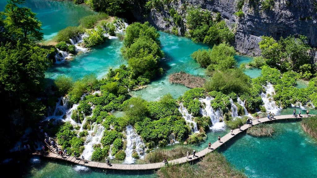 【世界遺産】プリトヴィツェ湖群国立公園｜湖と滝が織りなす青く輝く芸術！