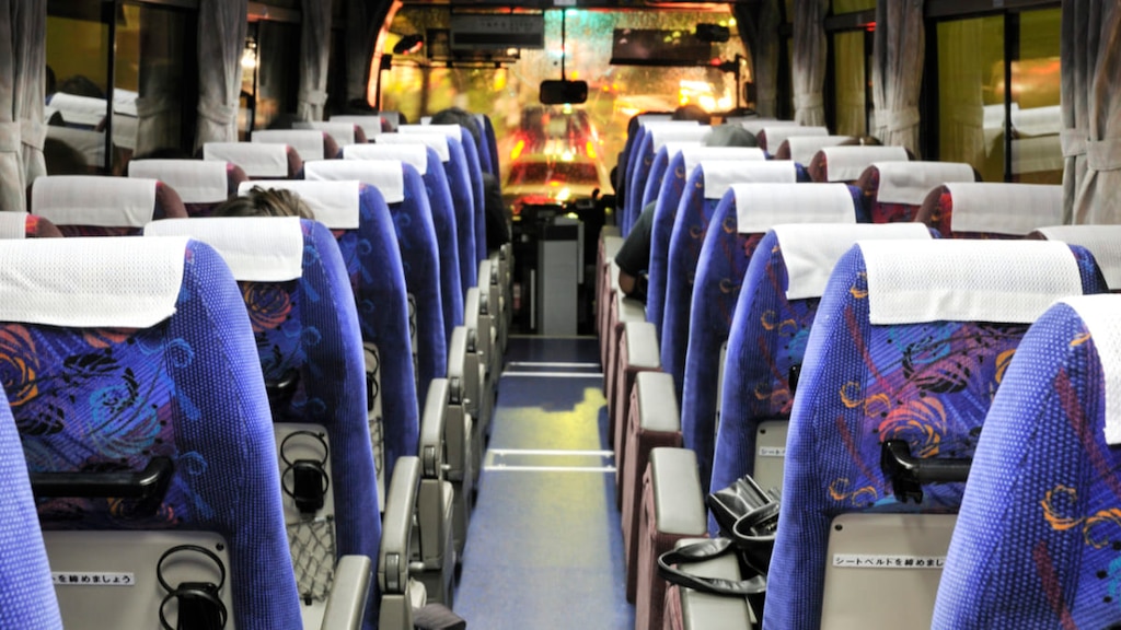夜行バスで寝れない時の対策とは？｜寝れるグッズや方法をご紹介！