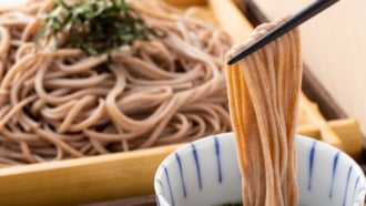蕎麦屋でそばを食す