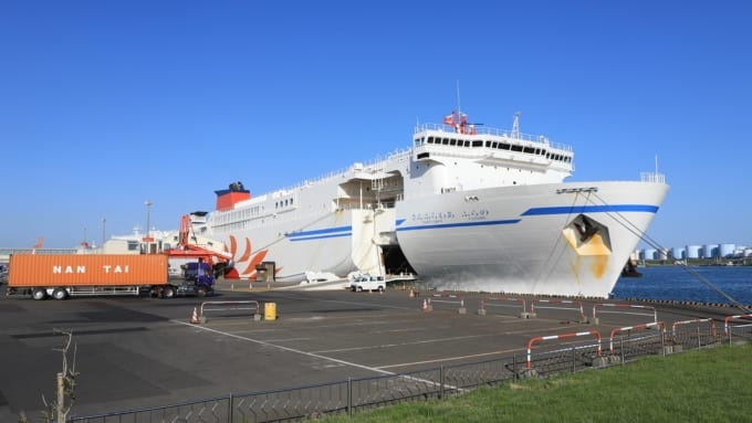 苫小牧港に停泊中の商船三井さんふらわあ