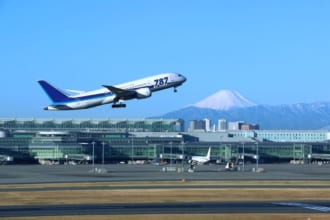 羽田空港（離陸する飛行機と富士山）