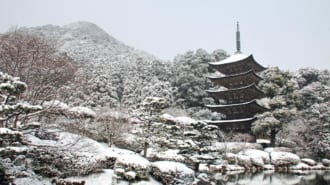 雪の瑠璃光寺五重塔