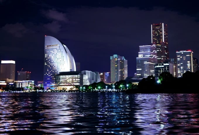 海上から眺める横浜みなとみらいの夜景