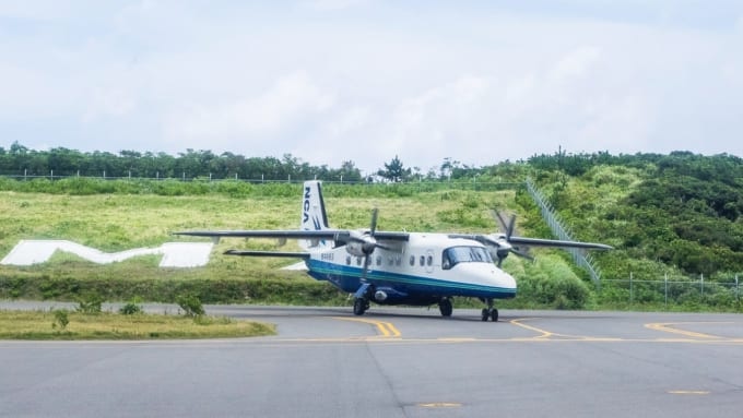 空港に着陸した飛行機（新中央航空）