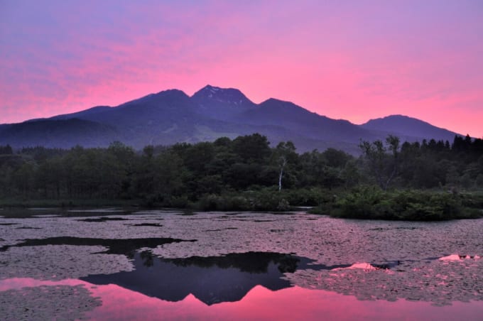 いもり池　妙高山が映るマジックアワーの絶景