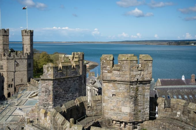 「カーナーヴォン城」グウィネズのエドワード1世の城郭と市壁（ウェールズの世界遺産）
