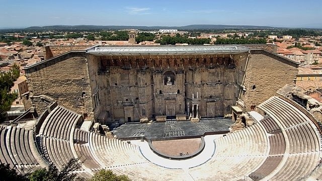 【世界遺産】オランジュの観光情報をご紹介！凱旋門・ローマ劇場の魅力とは？