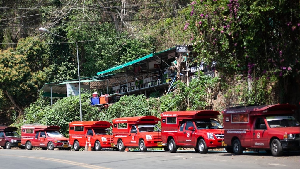 チェンマイの乗り合いバス・赤の「ソンテオ」は安く近距離移動ができる！