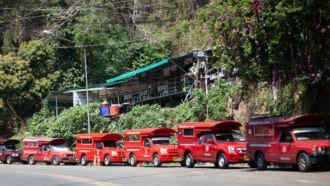 チェンマイの乗り合いバス・赤の「ソンテオ」