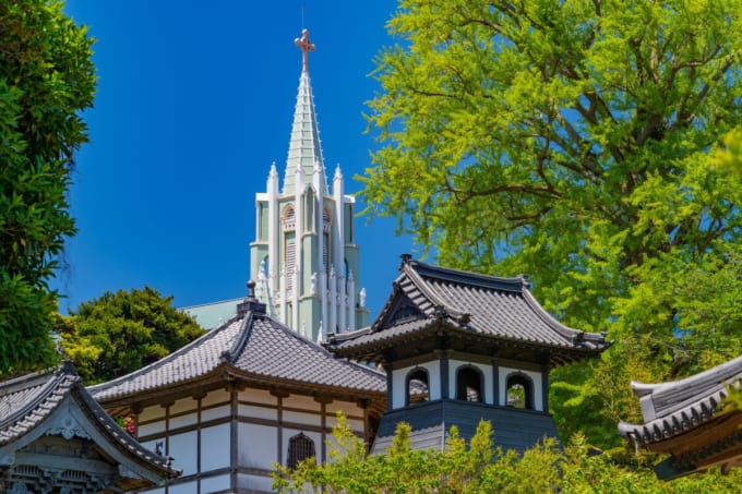 瑞雲寺と平戸ザビエル記念教会の尖塔（長崎県平戸市）
