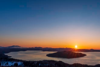 美幌峠から見た屈斜路湖の朝日