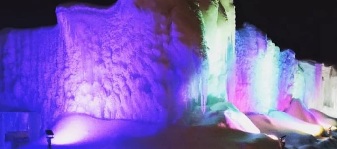 まほら岩手「氷の世界」ライトアップされた氷の洞窟