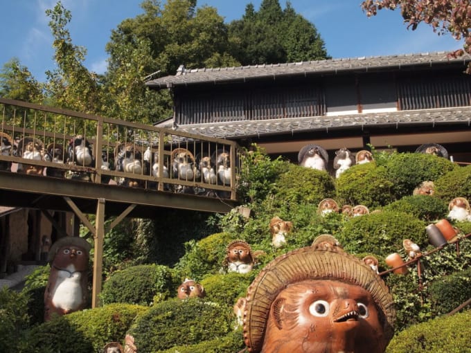 「信楽陶芸村」信楽焼の狸（滋賀県）