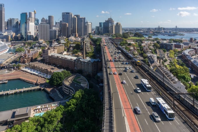 電車も通るハーバーブリッジ