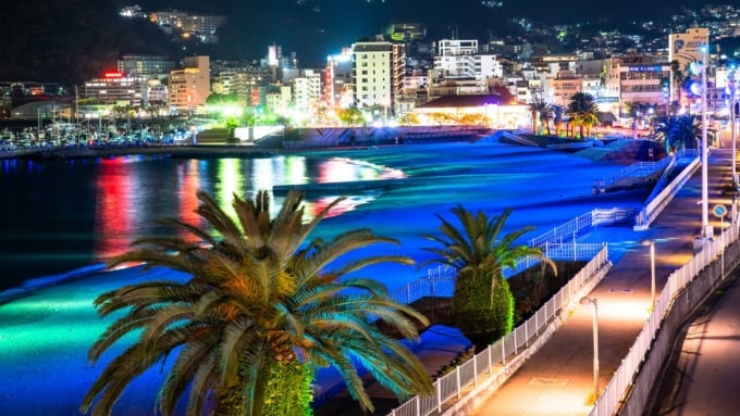 ライトアップされた熱海サンビーチ