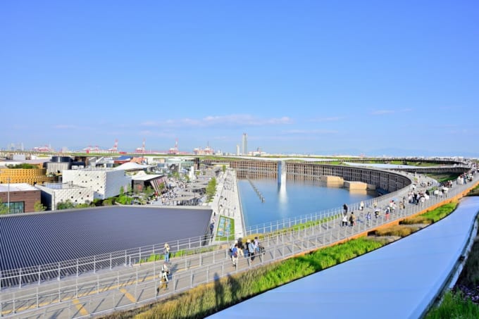 「大屋根リング」のスカイウォーク（大阪・関西万博）