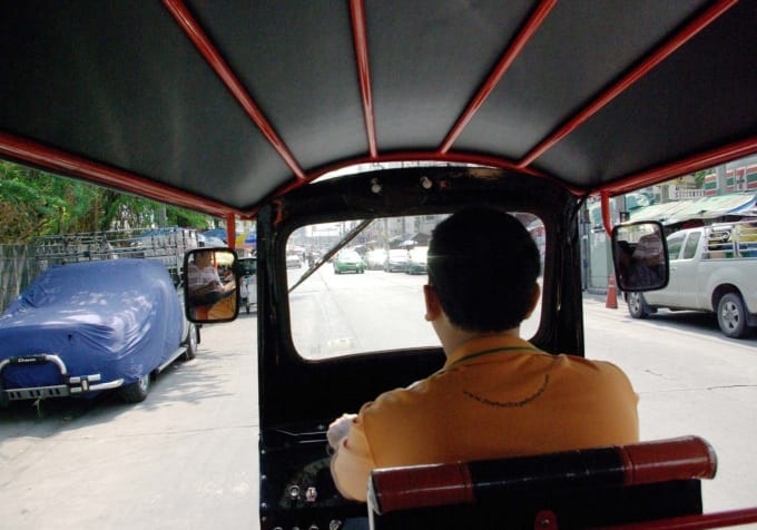 トゥクトゥクの運転席